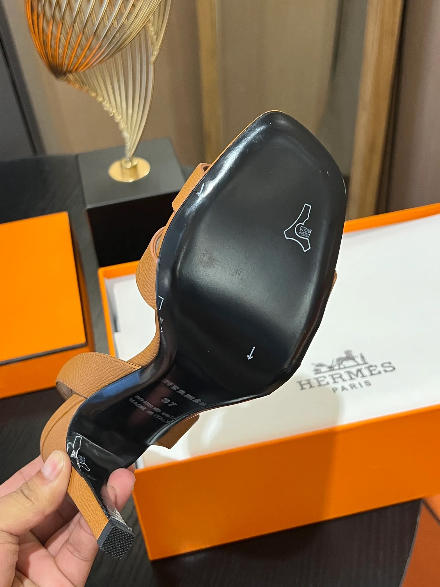 👟👟Ex-factory price 600👟👟Hermès 2023 high-heeled temperament sandals original customization! Counter synchronization! Hermès high heels have always been simple, fashionable and elegant! ! ! It can hold any style of wear, the height of 10.5cm is easy to control, and the feet feel comfortable and pressure-free! The classic and elegant style brings a sense of luxury to your feet! Highly recommended Material: Upper imported calfskin + mixed sheepskin lining Outsole: Italian genuine leather sole Size: 34-42 (34.41.42 customization is non-returnable and non-exchangeable)